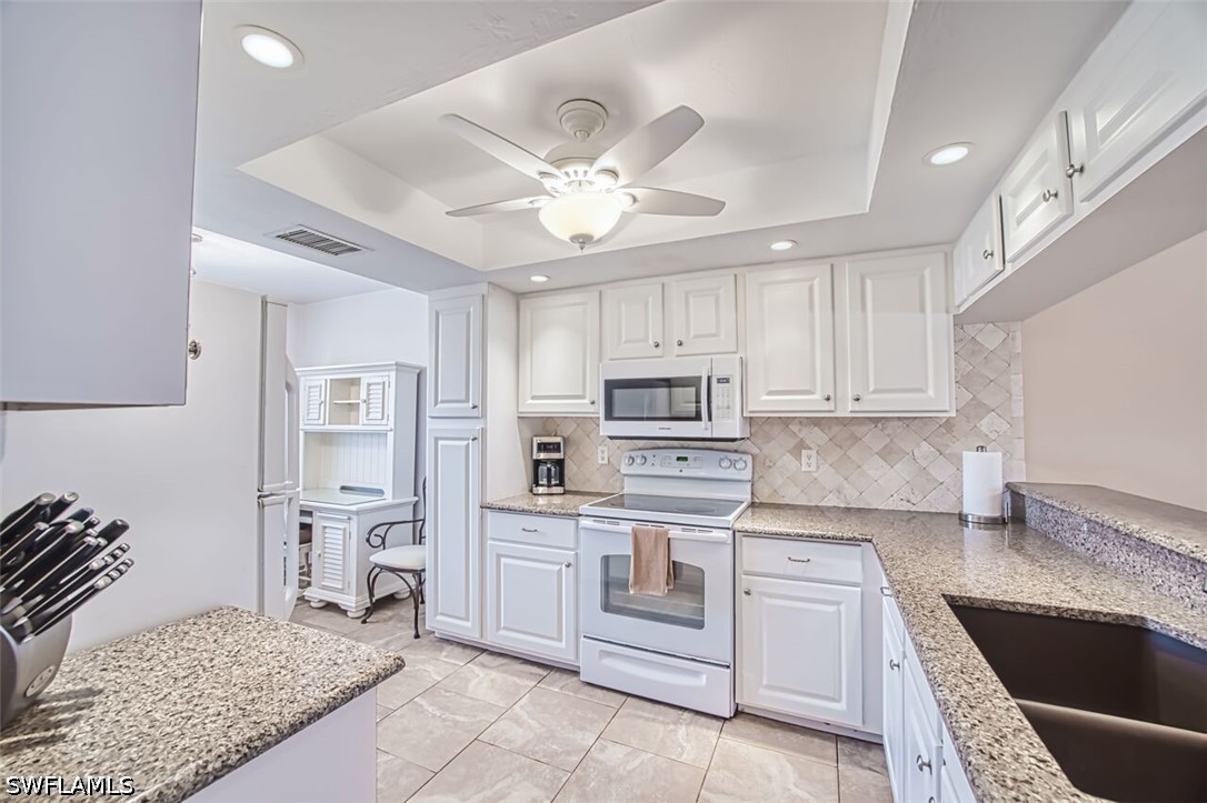 2 Bed Waterfront Home for Sale in Fort Myers, photo 3