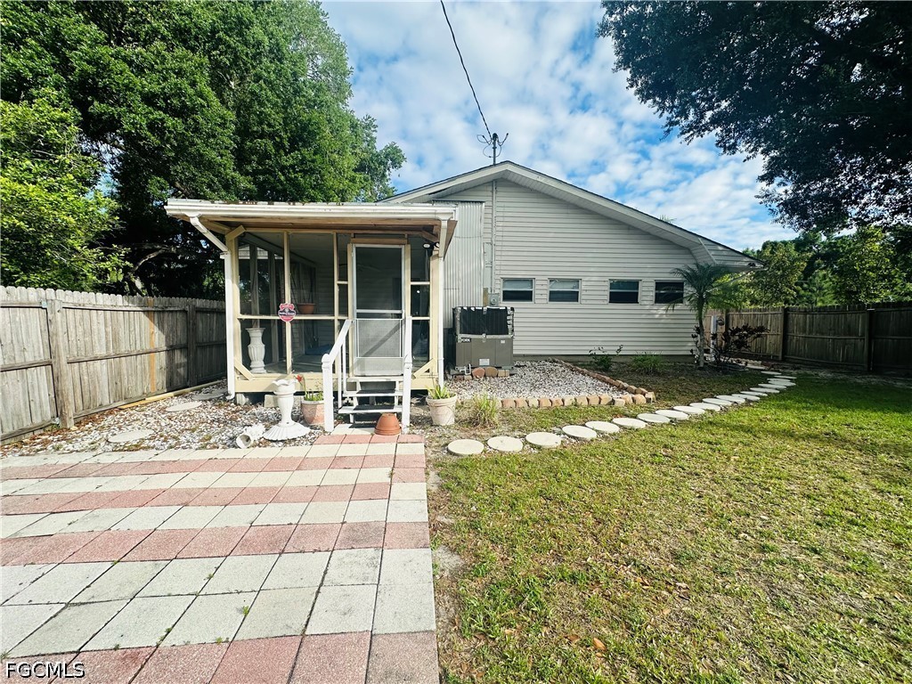 2 Bed SingleFamilyResidence for Sale in Fort Myers, photo 3