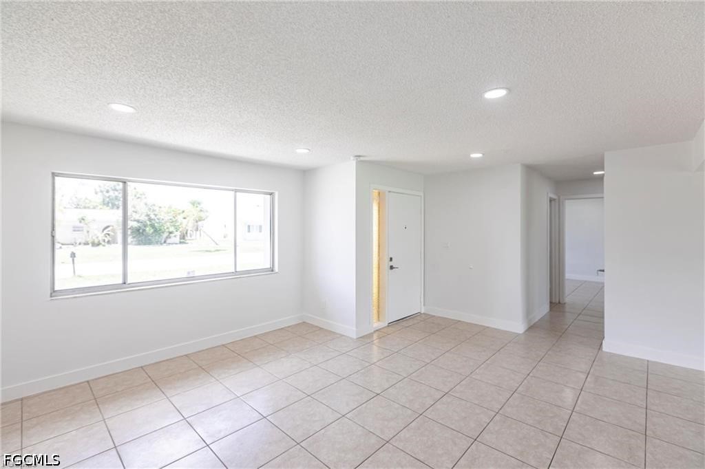 2 Bed SingleFamilyResidence for Sale in Cape Coral, photo 3