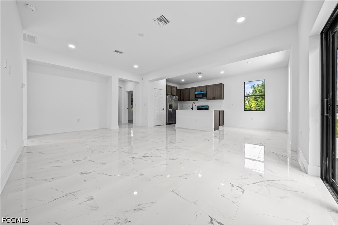 3 Bed SingleFamilyResidence for Sale in Lehigh Acres, photo 3