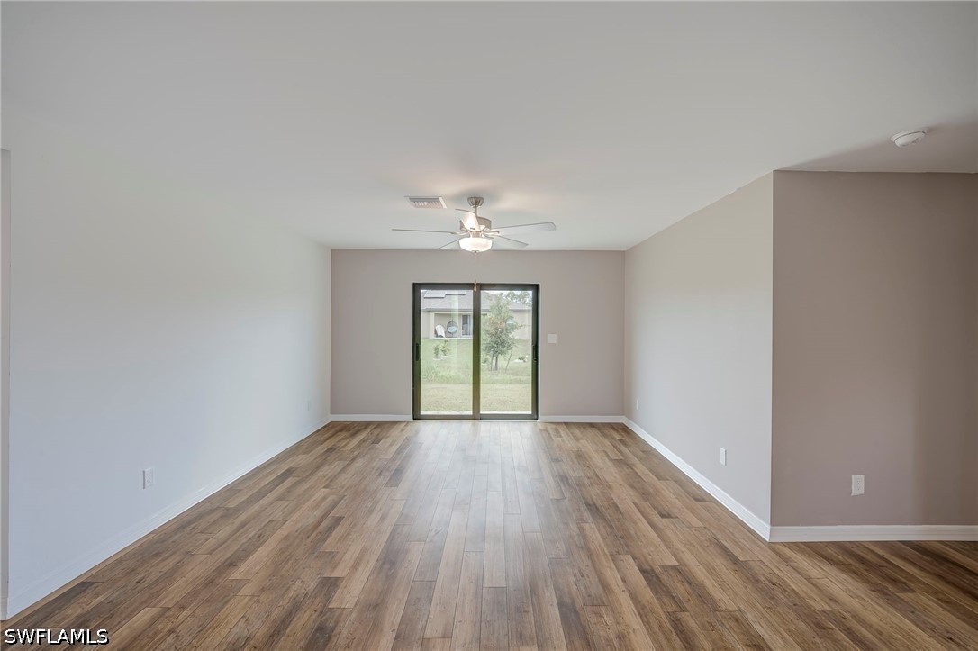 3 Bed SingleFamilyResidence for Sale in Mirror Lakes, photo 3