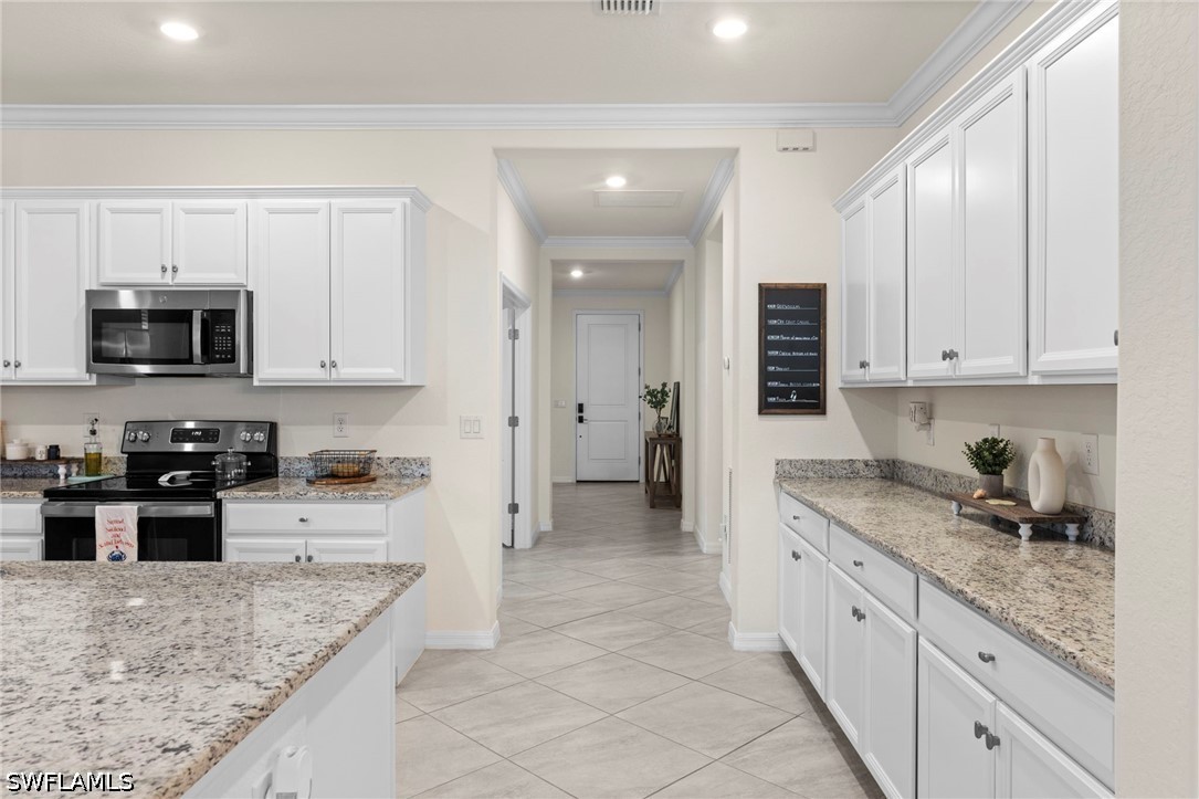 3 Bed Pool Home for Sale in Naples, photo 3