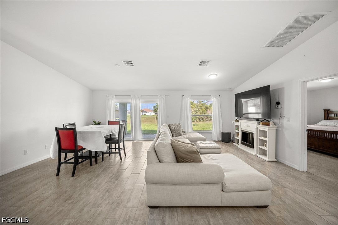 3 Bed SingleFamilyResidence for Sale in Cape Coral, photo 3