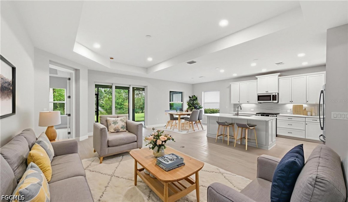 3 Bed SingleFamilyResidence for Sale in Fort Myers, photo 3