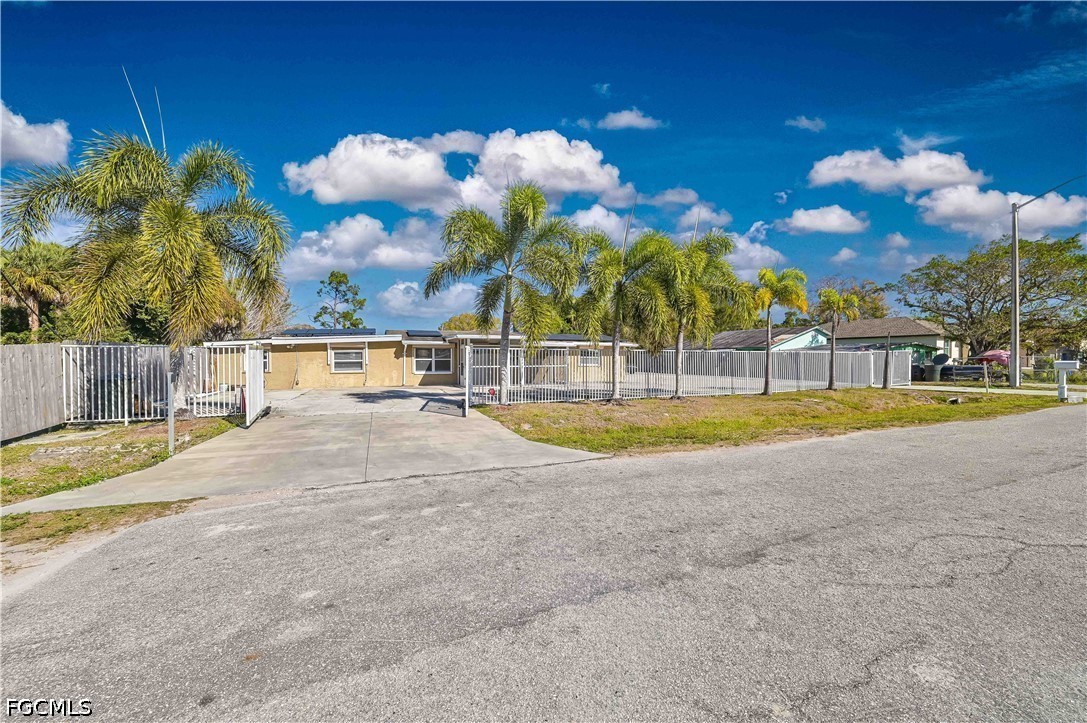 6 Bed SingleFamilyResidence for Sale in Fort Myers, FL — photo 3