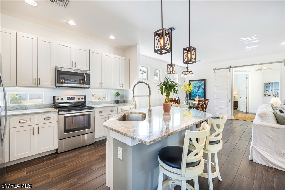 5 Bed SingleFamilyResidence for Sale in Kelly Plaza, FL — photo 3