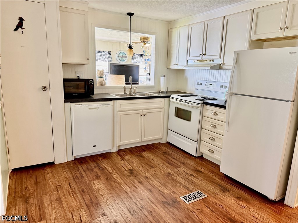 2 Bed ManufacturedHome for Sale in Carriage Village, FL — photo 3