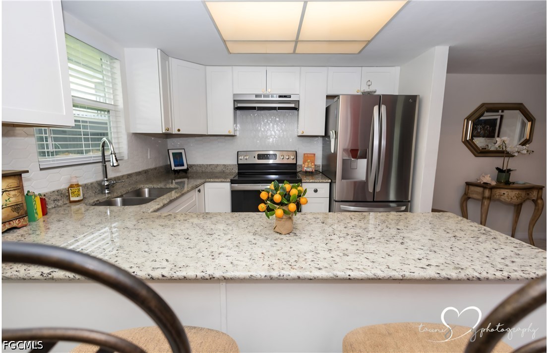 2 Bed SingleFamilyResidence for Sale in Fort Myers, FL — photo 3