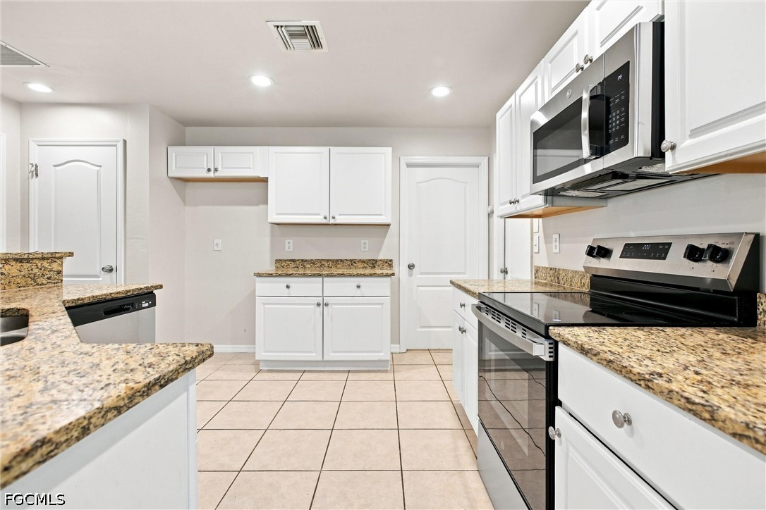 3 Bed SingleFamilyResidence for Sale in Mirror Lakes, FL — photo 3