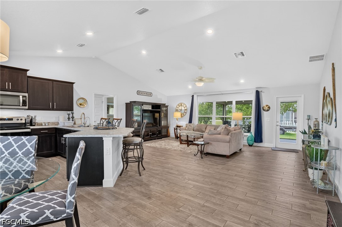 3 Bed SingleFamilyResidence for Sale in Cape Coral, photo 3
