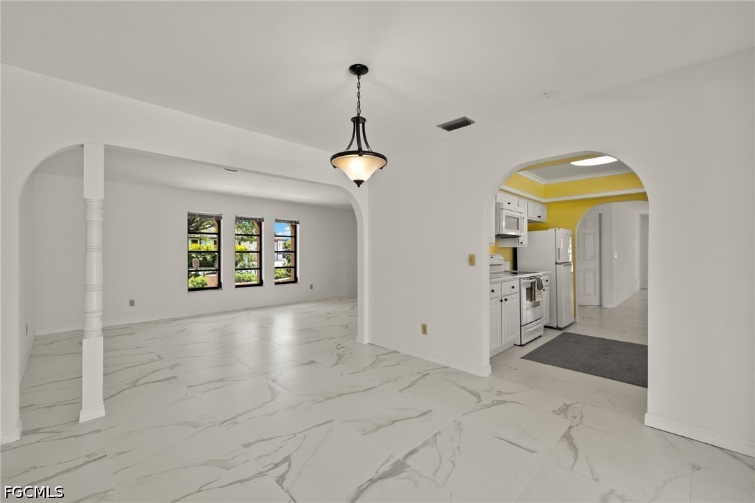 3 Bed SingleFamilyResidence for Sale in Fort Myers, photo 3