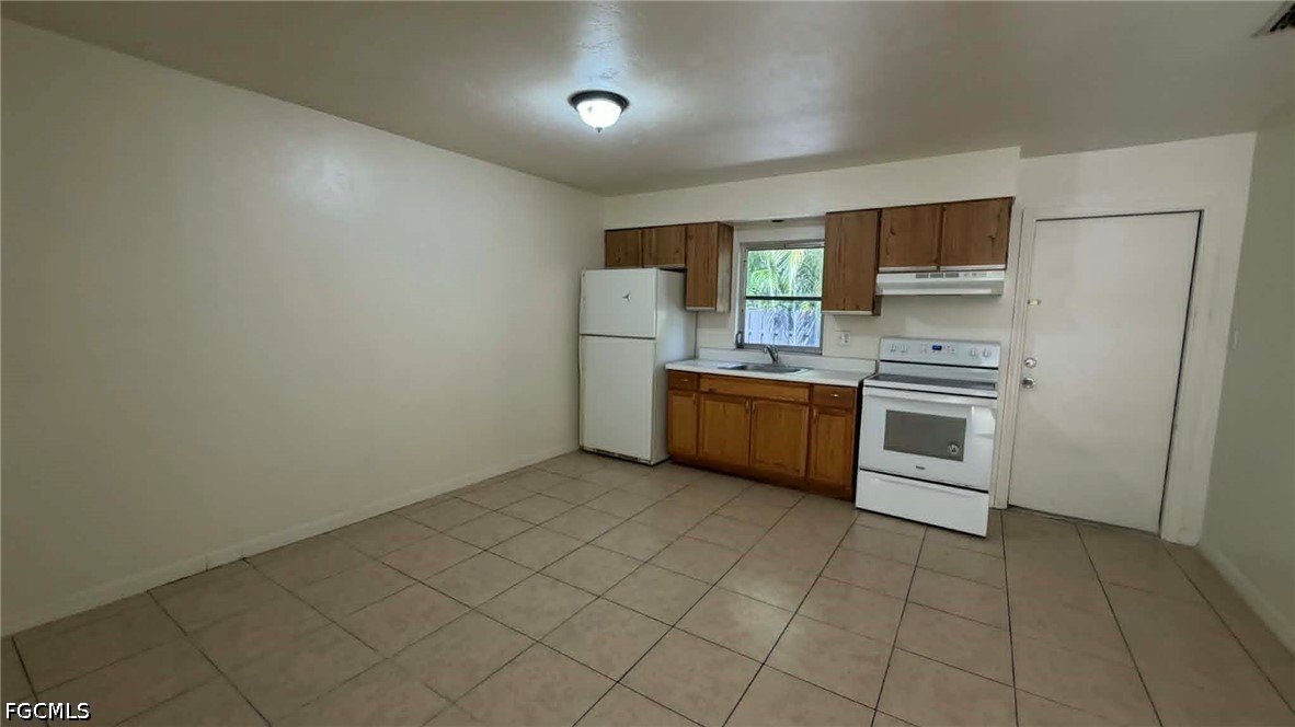 2 Bed Triplex for Sale in Hillcrest, FL, $1,195 — photo 3