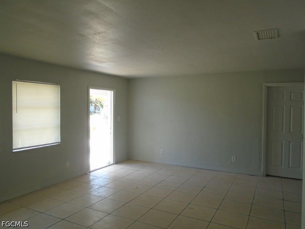 4 Bed SingleFamilyResidence for Sale in Fort Myers, FL — photo 3