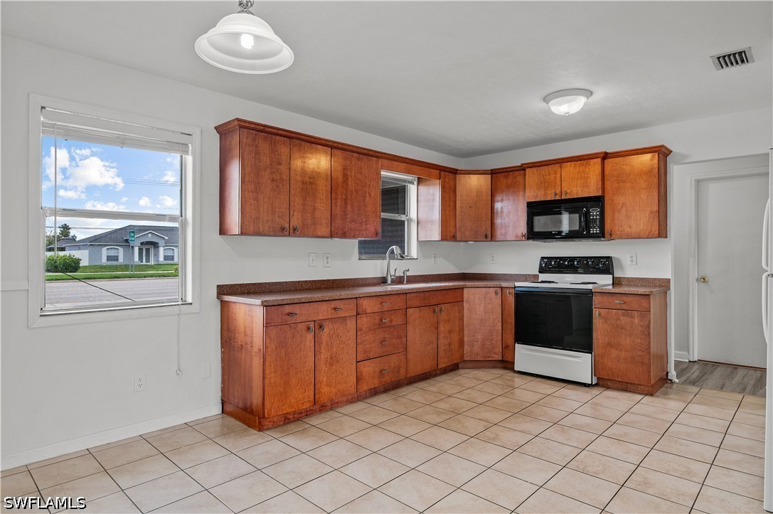 4 Bed SingleFamilyResidence for Sale in Cape Coral, FL — photo 3