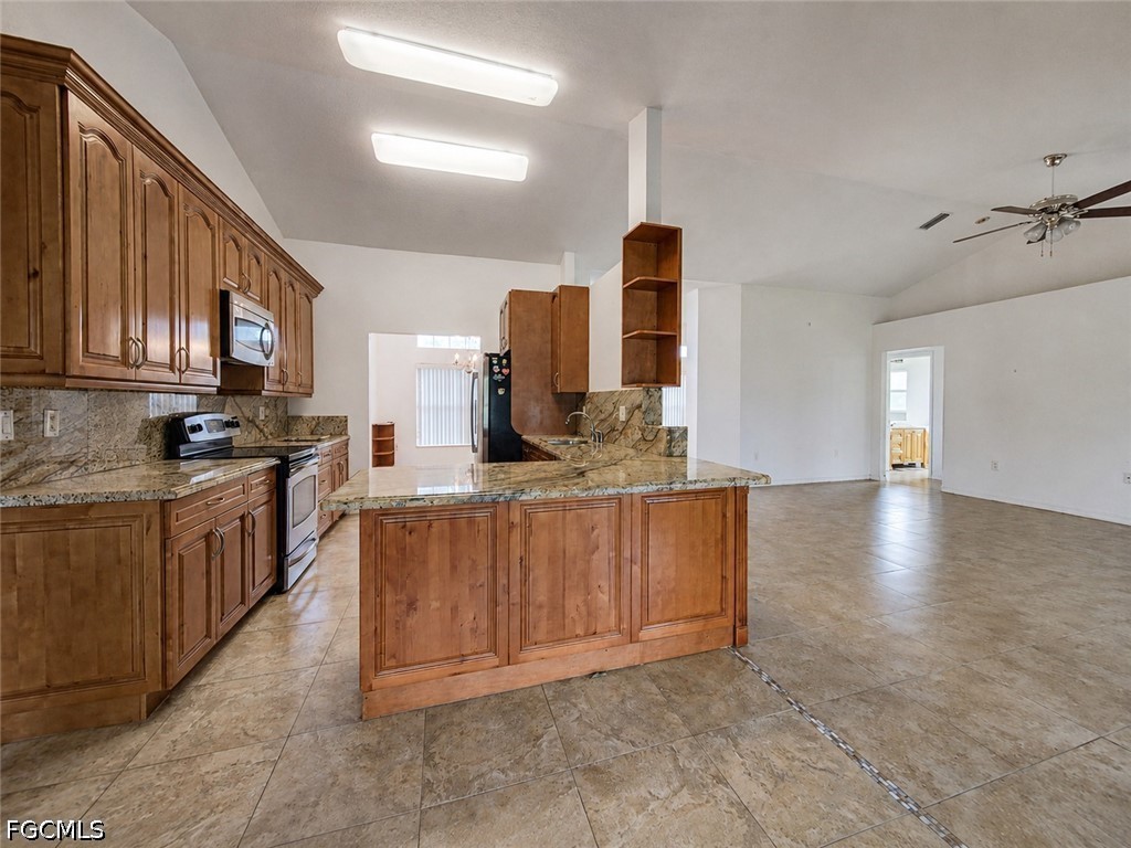 4 Bed SingleFamilyResidence for Sale in Lehigh Acres, photo 3