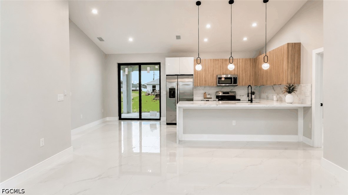 4 Bed SingleFamilyResidence for Sale in Cape Coral, photo 3