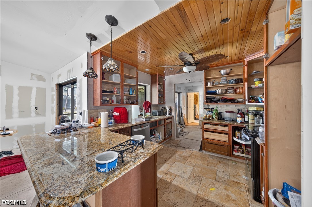 3 Bed Pool Home for Sale in Cape Coral, photo 3