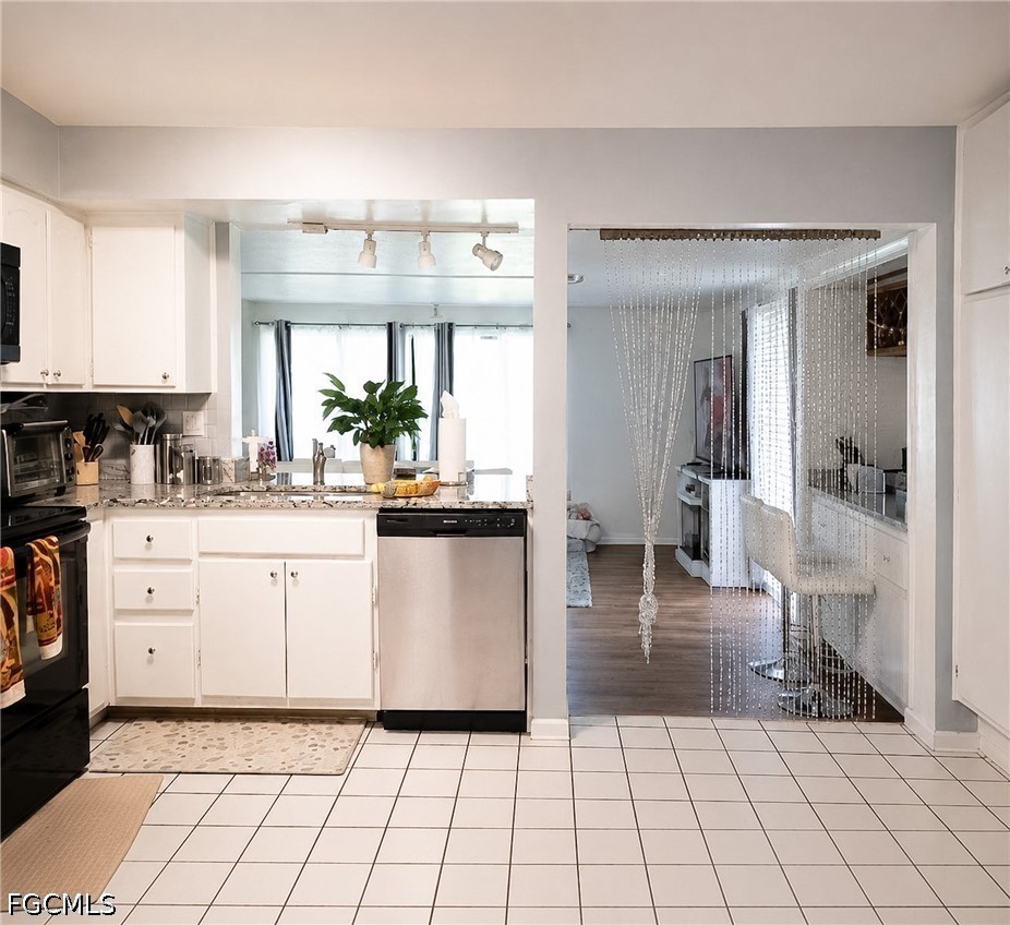 3 Bed SingleFamilyResidence for Sale in Cape Coral, photo 3