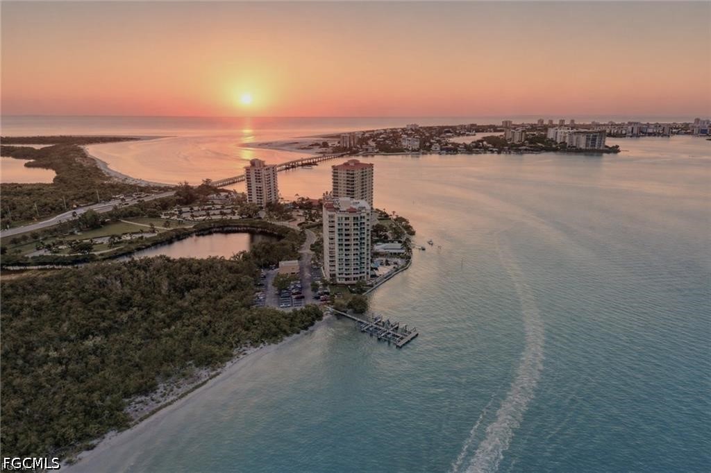 1 Bed Waterfront Home for Sale in Fort Myers Beach, photo 3