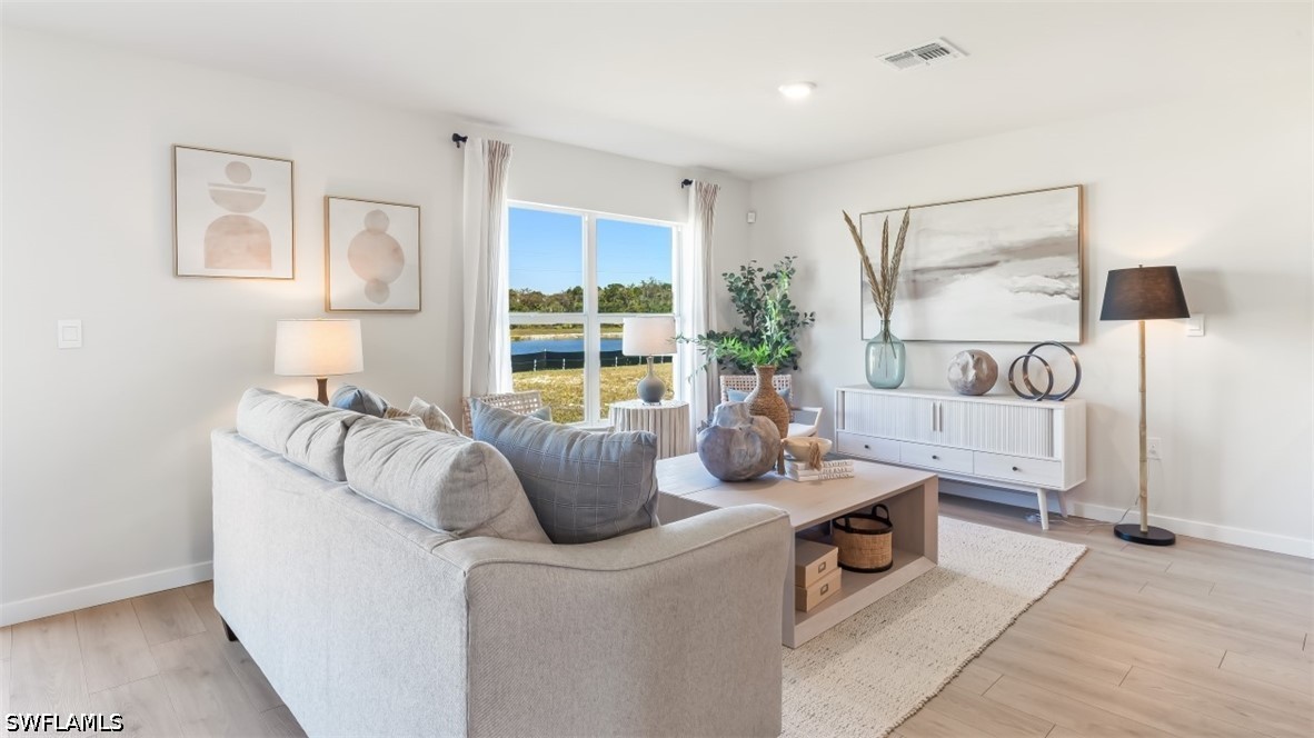 3 Bed SingleFamilyResidence for Sale in Cape Coral, photo 3