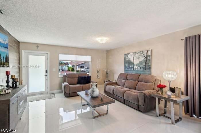 2 Bed SingleFamilyResidence for Sale in Miami, photo 3