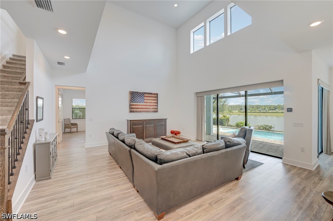 5 Bed Pool Home for Sale in Avalon Park, photo 3