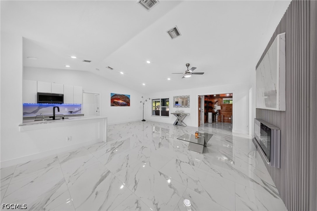 3 Bed SingleFamilyResidence for Sale in Lehigh Acres, photo 3