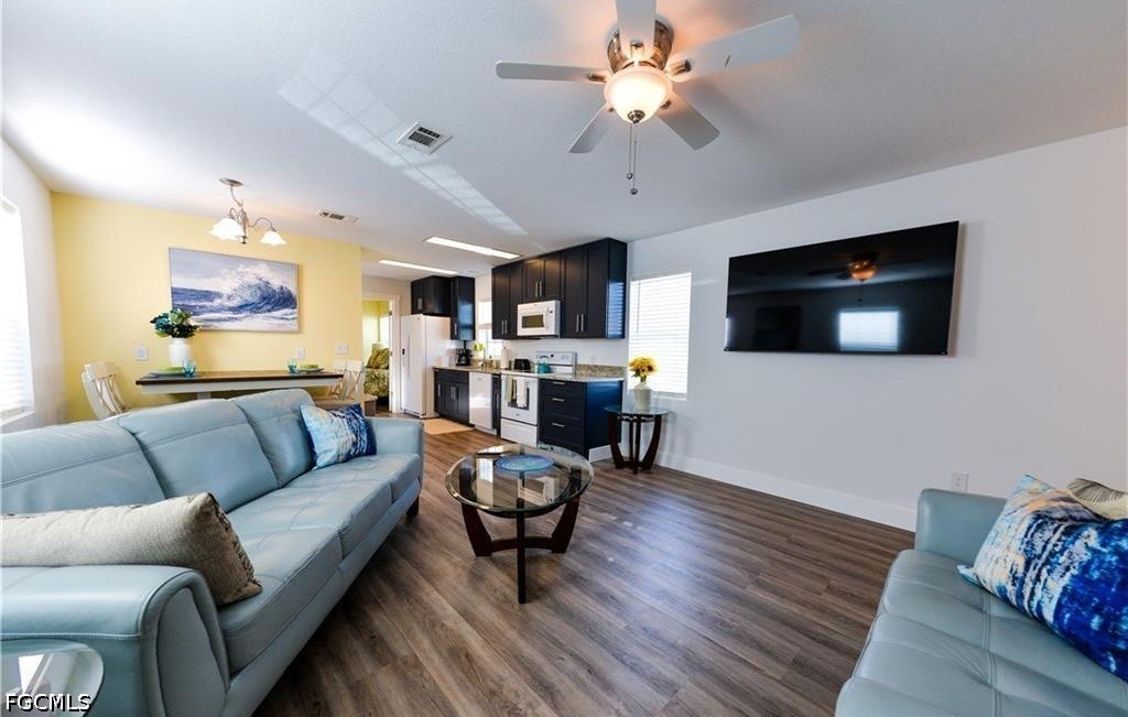 2 Bed ManufacturedHome for Sale in Helen Lane Condo Rv, photo 3