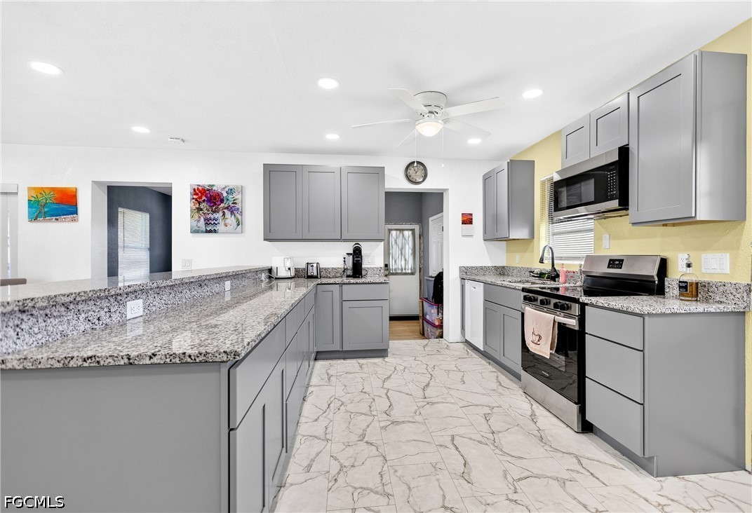 2 Bed SingleFamilyResidence for Sale in Port Charlotte, photo 3