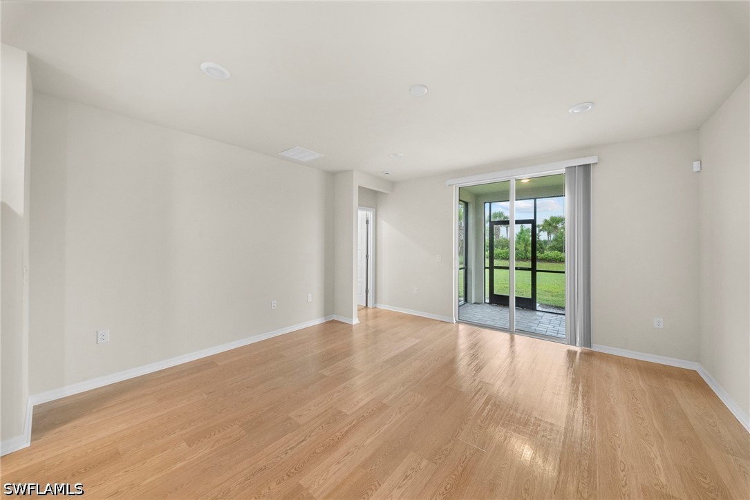 3 Bed SingleFamilyResidence for Sale in Crescent Lakes, photo 3