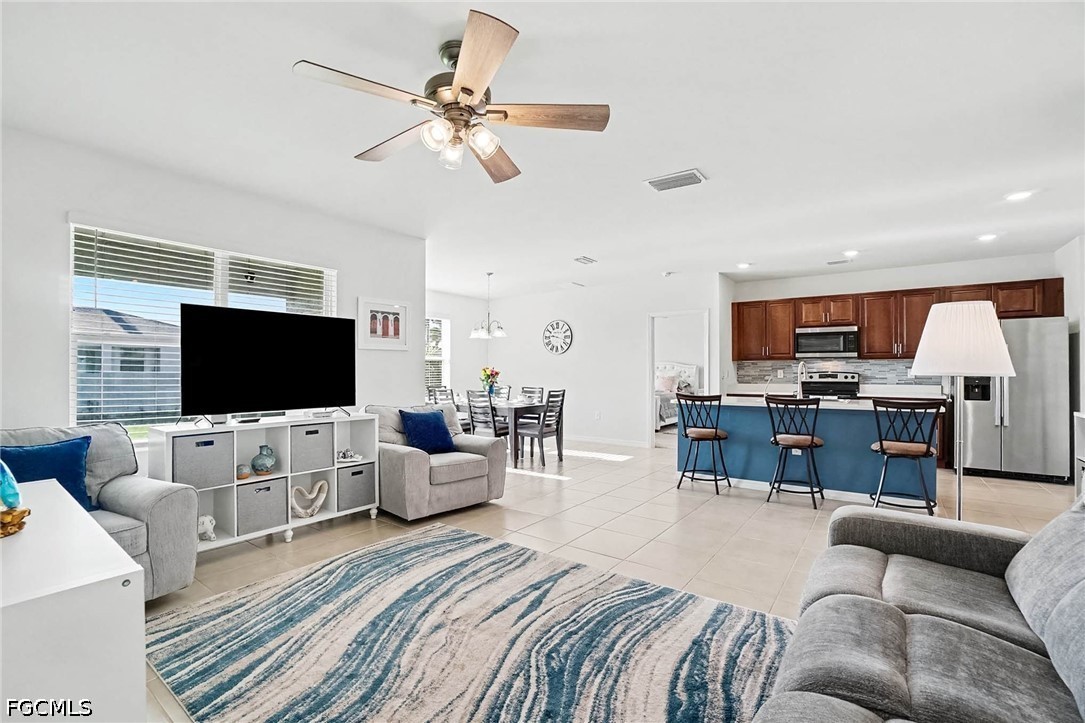 3 Bed SingleFamilyResidence for Sale in Cape Coral, photo 3