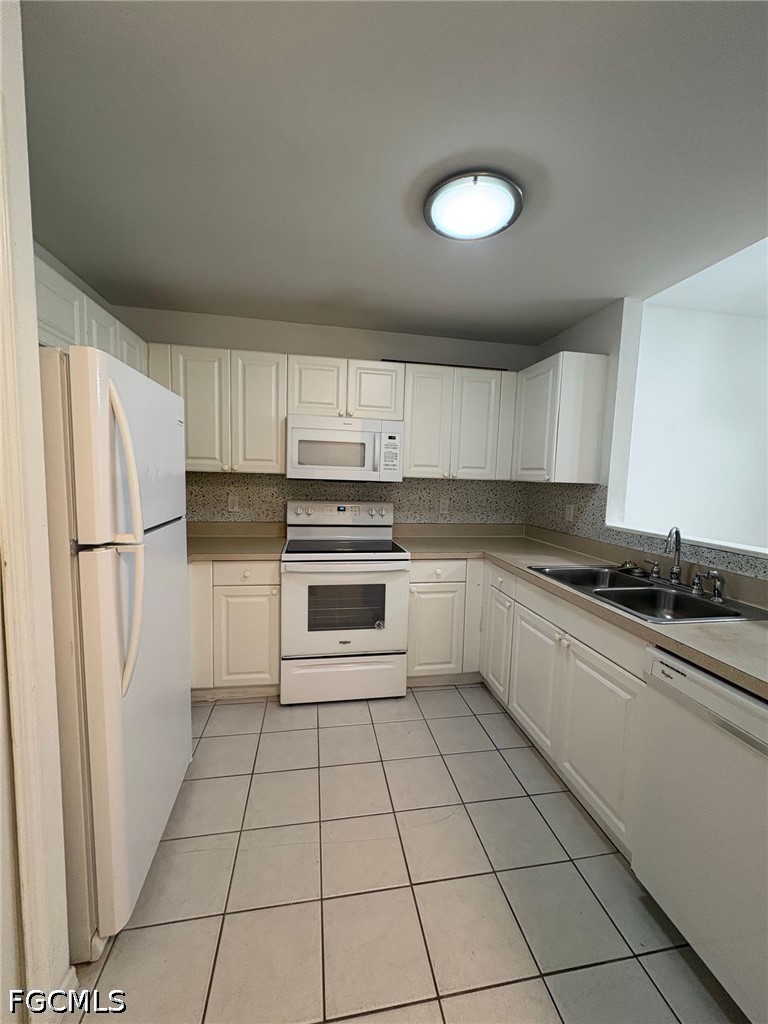 2 Bed Triplex for Sale in Cape Coral, photo 3