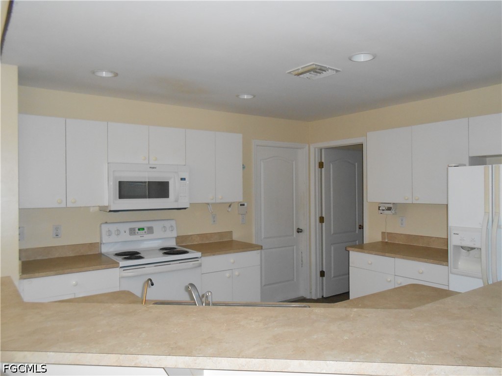 3 Bed SingleFamilyResidence for Sale in Lehigh Acres, photo 3
