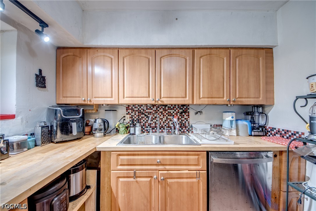 4 Bed SingleFamilyResidence for Sale in North Fort Myers, photo 3