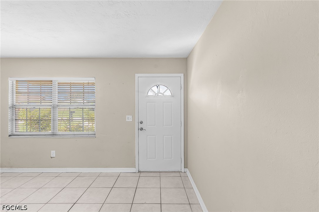 3 Bed SingleFamilyResidence for Sale in Fort Myers, photo 3
