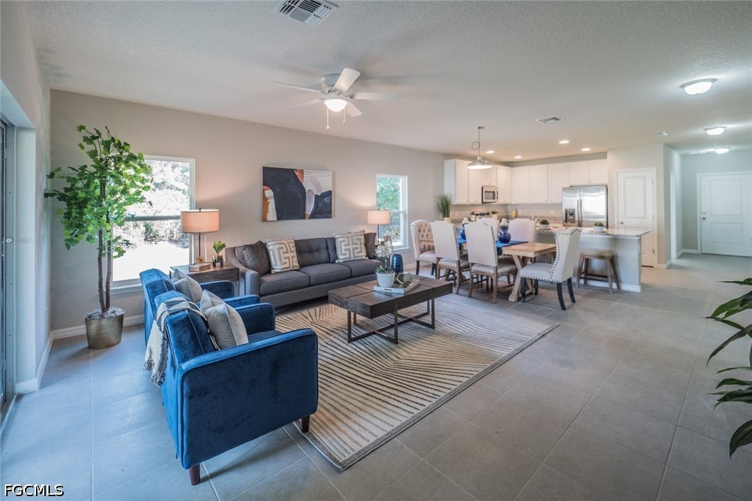 4 Bed SingleFamilyResidence for Sale in Cape Coral, photo 3