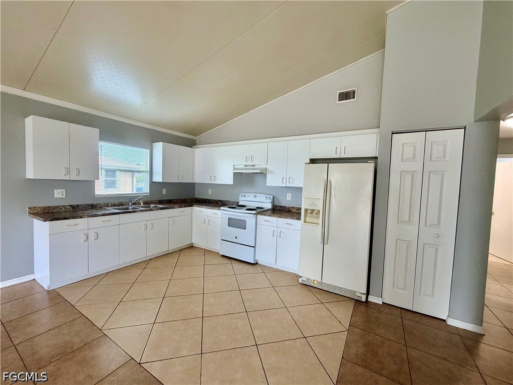 3 Bed SingleFamilyResidence for Sale in Cape Coral, photo 3