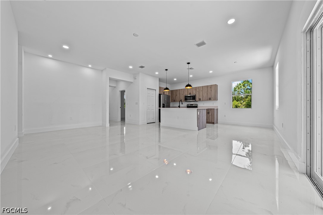 3 Bed SingleFamilyResidence for Sale in Lehigh Acres, photo 3
