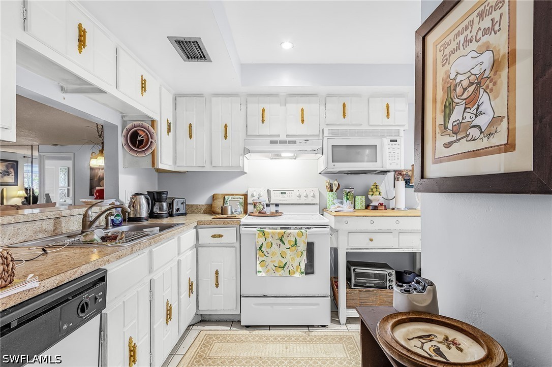 2 Bed Condominium for Sale in Naples, photo 3