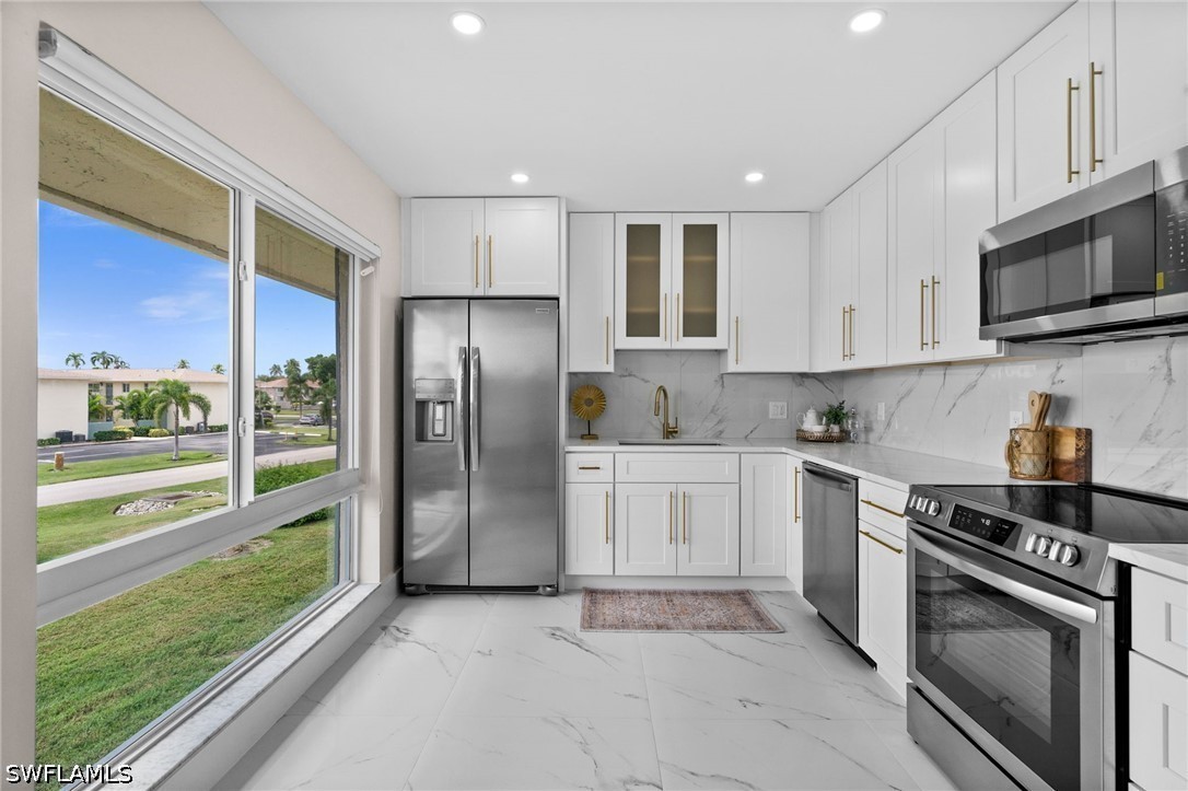 2 Bed Waterfront Home for Sale in Naples, photo 3