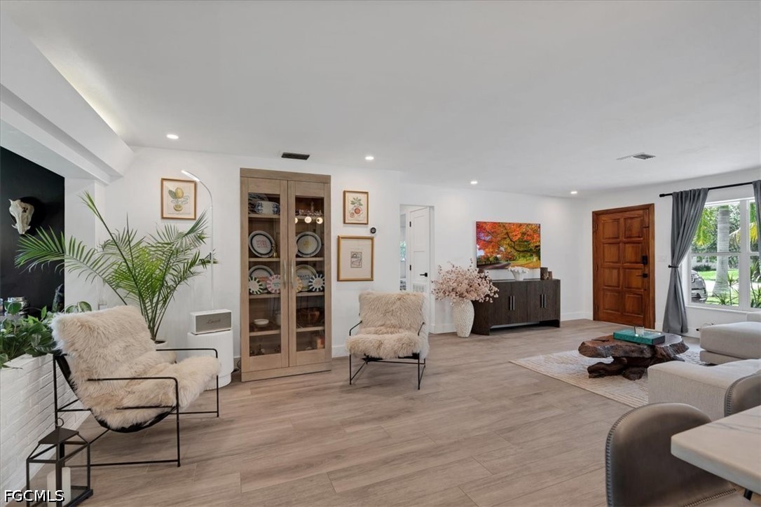 3 Bed SingleFamilyResidence for Sale in Palmlee Park, photo 3