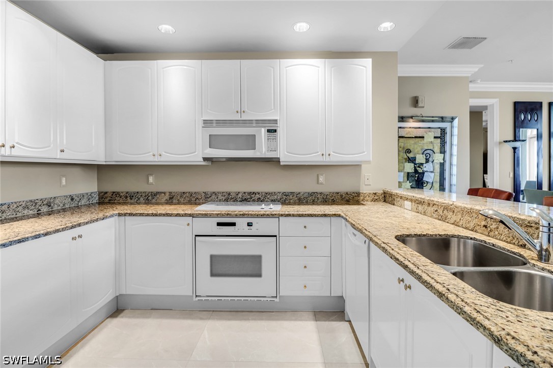 2 Bed Condominium for Sale in Olde Naples, photo 3