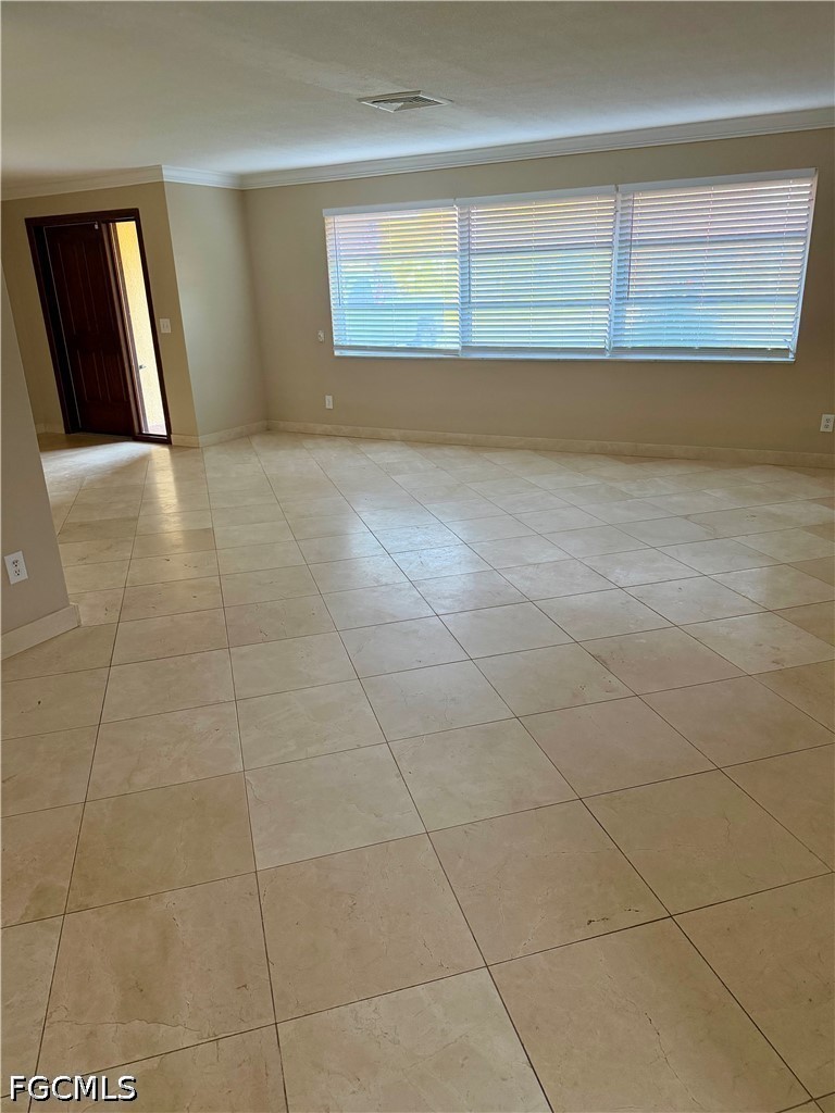 4 Bed Pool Home for Sale in Lakewood, photo 3