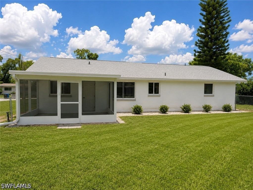 2 Bed SingleFamilyResidence for Sale in Fort Myers, photo 3