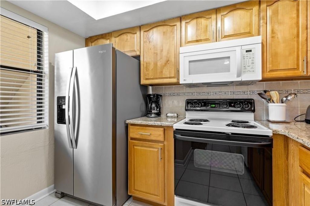 2 Bed Waterfront Home for Sale in Fort Myers, photo 3