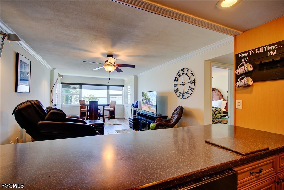 1 Bed Waterfront Home for Sale in Fort Myers, photo 3