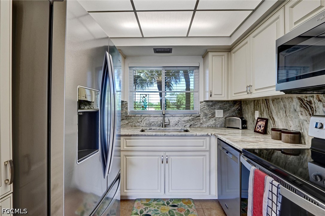 1 Bed Waterfront Home for Sale in Fort Myers, photo 3