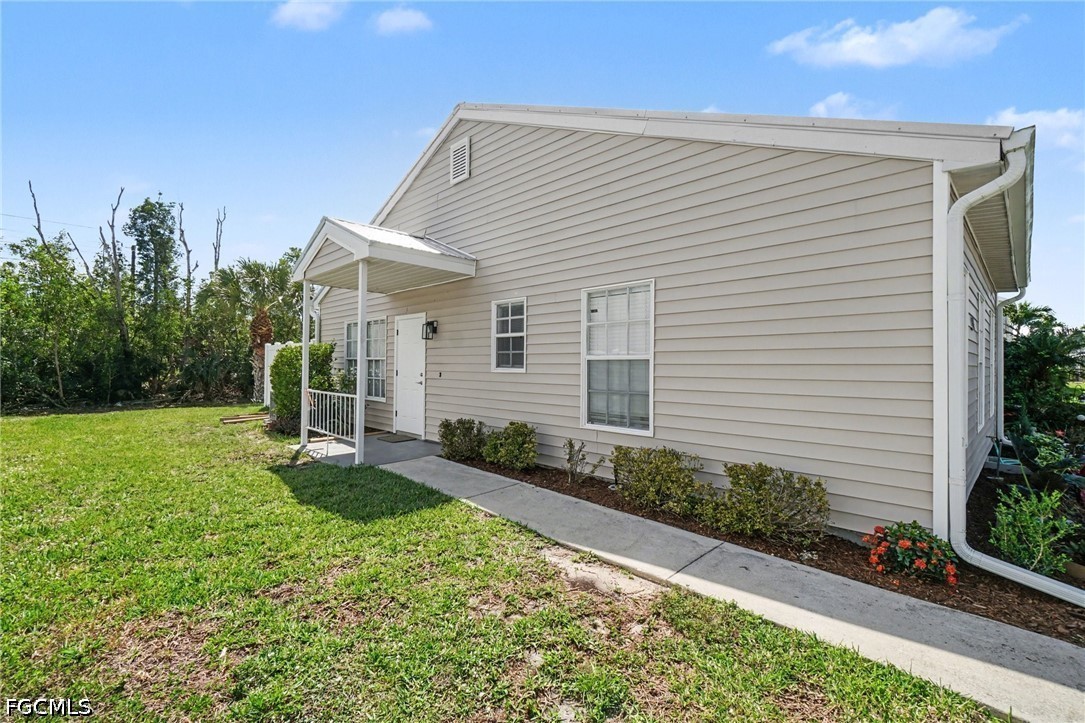 2 Bed Waterfront Home for Sale in Fort Myers, photo 3