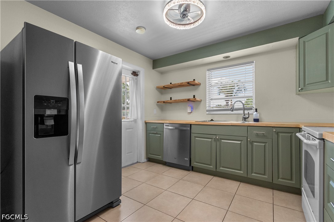 2 Bed SingleFamilyResidence for Sale in Fort Myers, photo 3