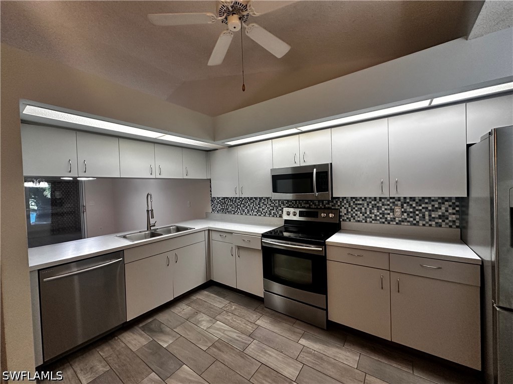 2 Bed Waterfront Home for Sale in Fort Myers, photo 3